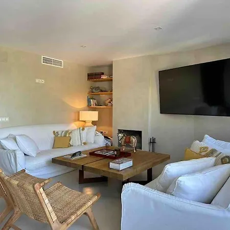 Modern 2 Bedroom In Real Apartment *